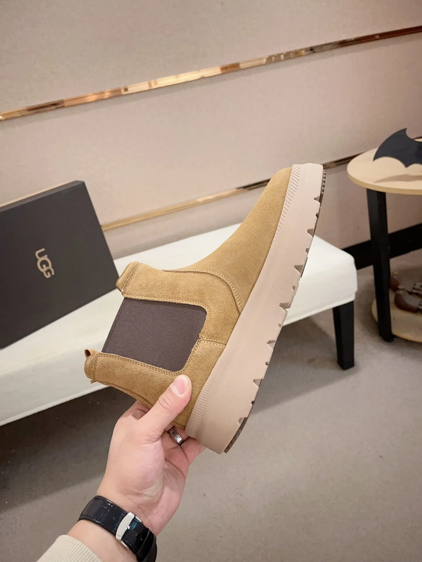 Men's shoes💰: 600💰(high-end goods) UGG❄️❄️Latest model 1:1⃣️quality, fabric: high-end quality first-layer cowhide imported from Europe. Lining: wool lining, sole: pure imported rubber foam outsole. ❤️High-end goods, fine workmanship, trendy and fashionable. The fit is very classy. If you know the goods, you will definitely not be able to refuse😍😍Code number: 41-45. Can be customized 46.47.